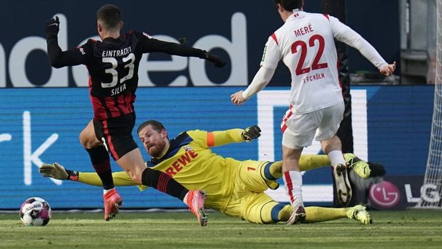 Eintracht-Torjäger André Silva (l) brachte Frankfurt beim Sieg gegen den 1. Eintracht-Torjäger André Silva (l) brachte Frankfurt beim Sieg gegen den 1.