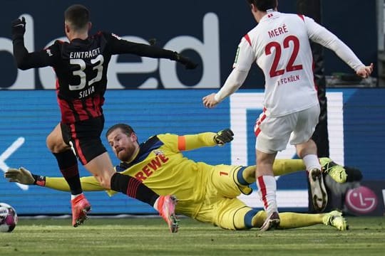 Eintracht-Torjäger André Silva (l) brachte Frankfurt beim Sieg gegen den 1.