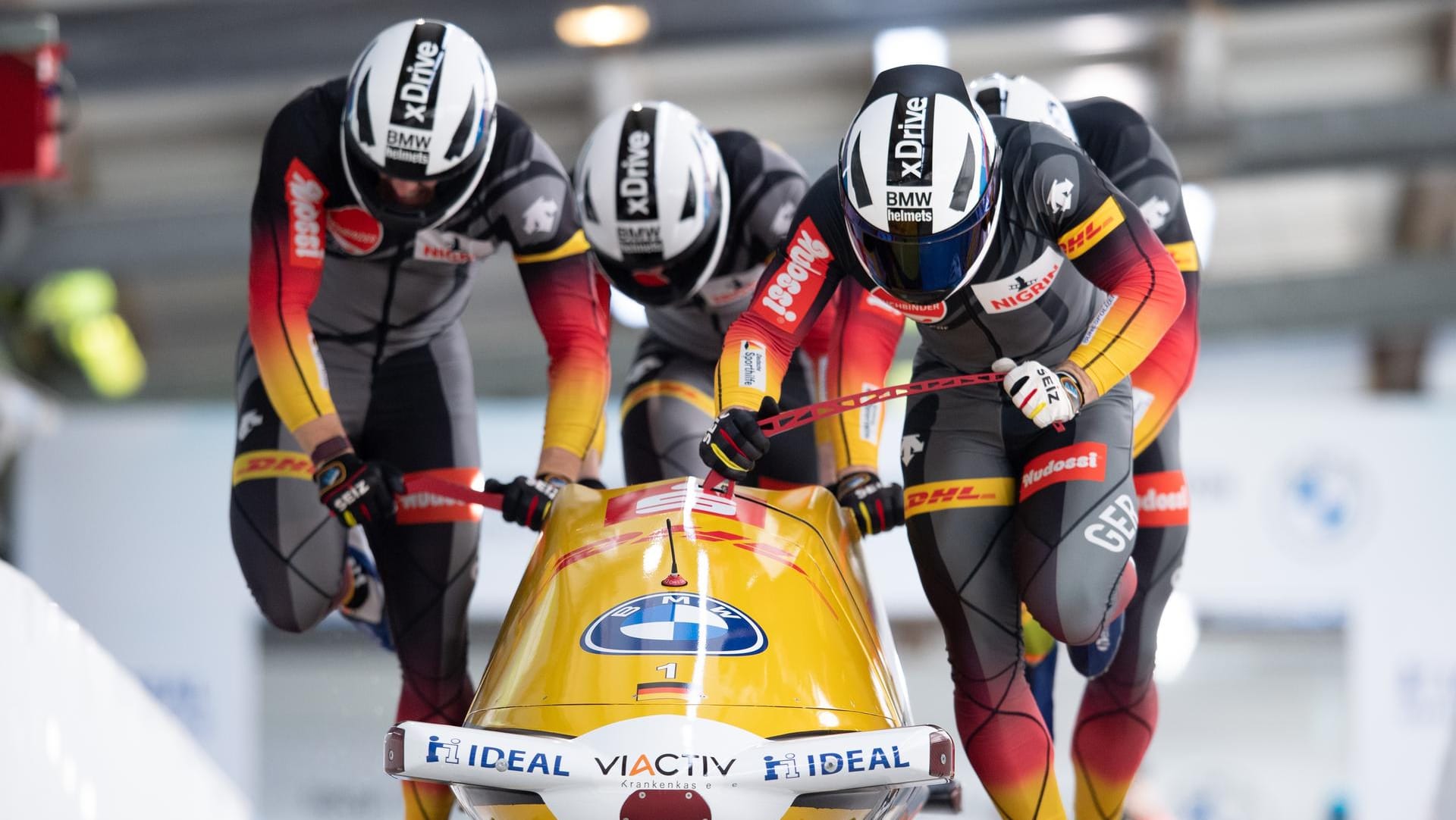 Volle Konzentration: Francesco Friedrich (r.) und seine Crew beim Start in Altenberg. Volle Konzentration: Francesco Friedrich (r.) und seine Crew beim Start in Altenberg.