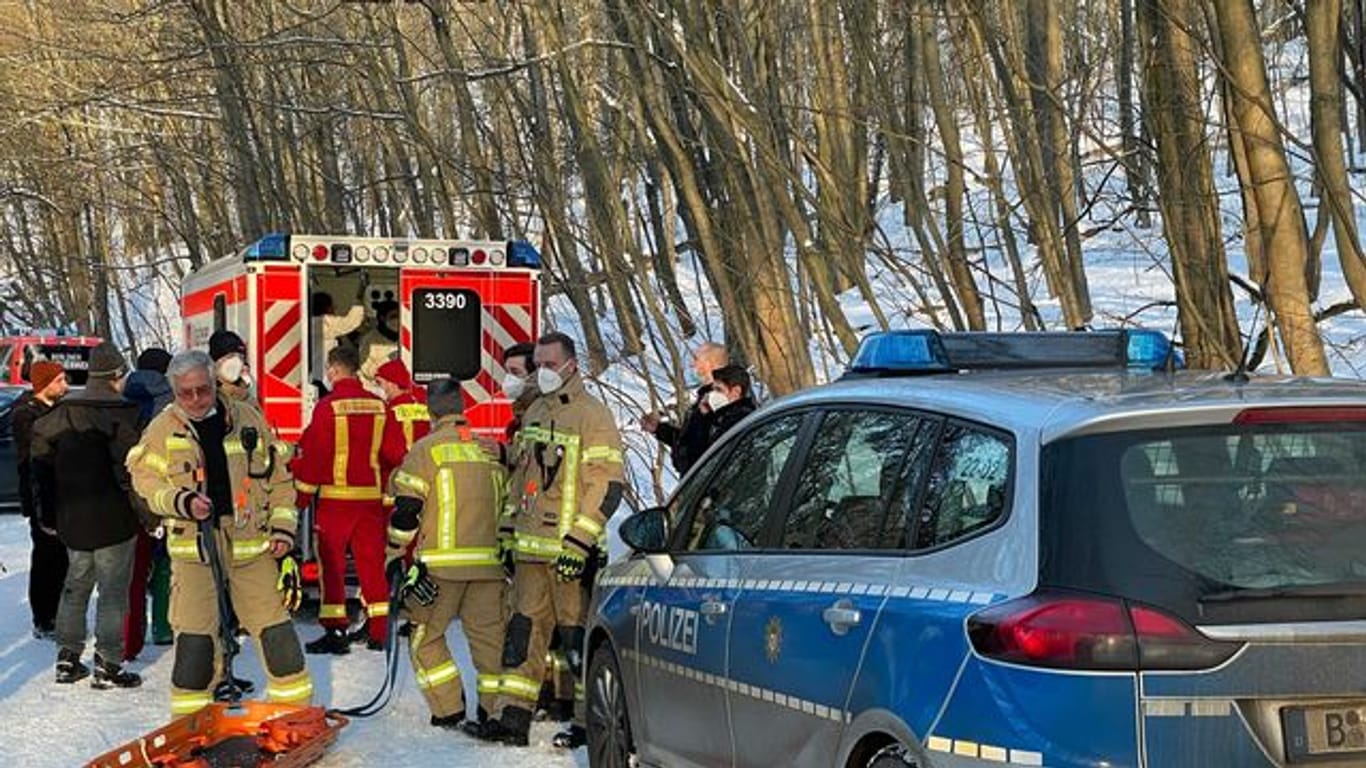 Polizei und Rettungswagen stehen im Schnee am Teufelsberg: Zwei verunglückte Rodlerinnen mussten hier geborgen werden.
