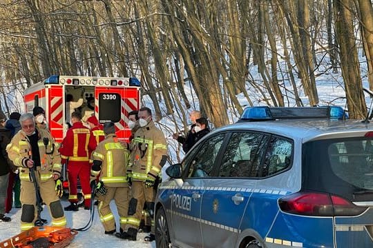 Polizei und Rettungswagen stehen im Schnee am Teufelsberg: Zwei verunglückte Rodlerinnen mussten hier geborgen werden.