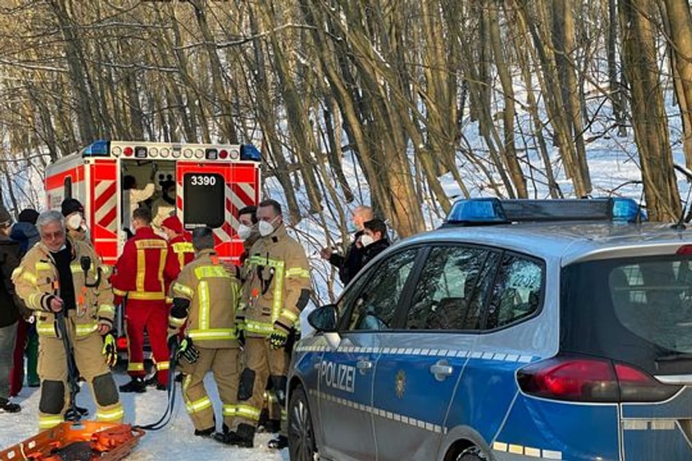 Polizei und Rettungswagen stehen im Schnee am Teufelsberg: Zwei verunglückte Rodlerinnen mussten hier geborgen werden.