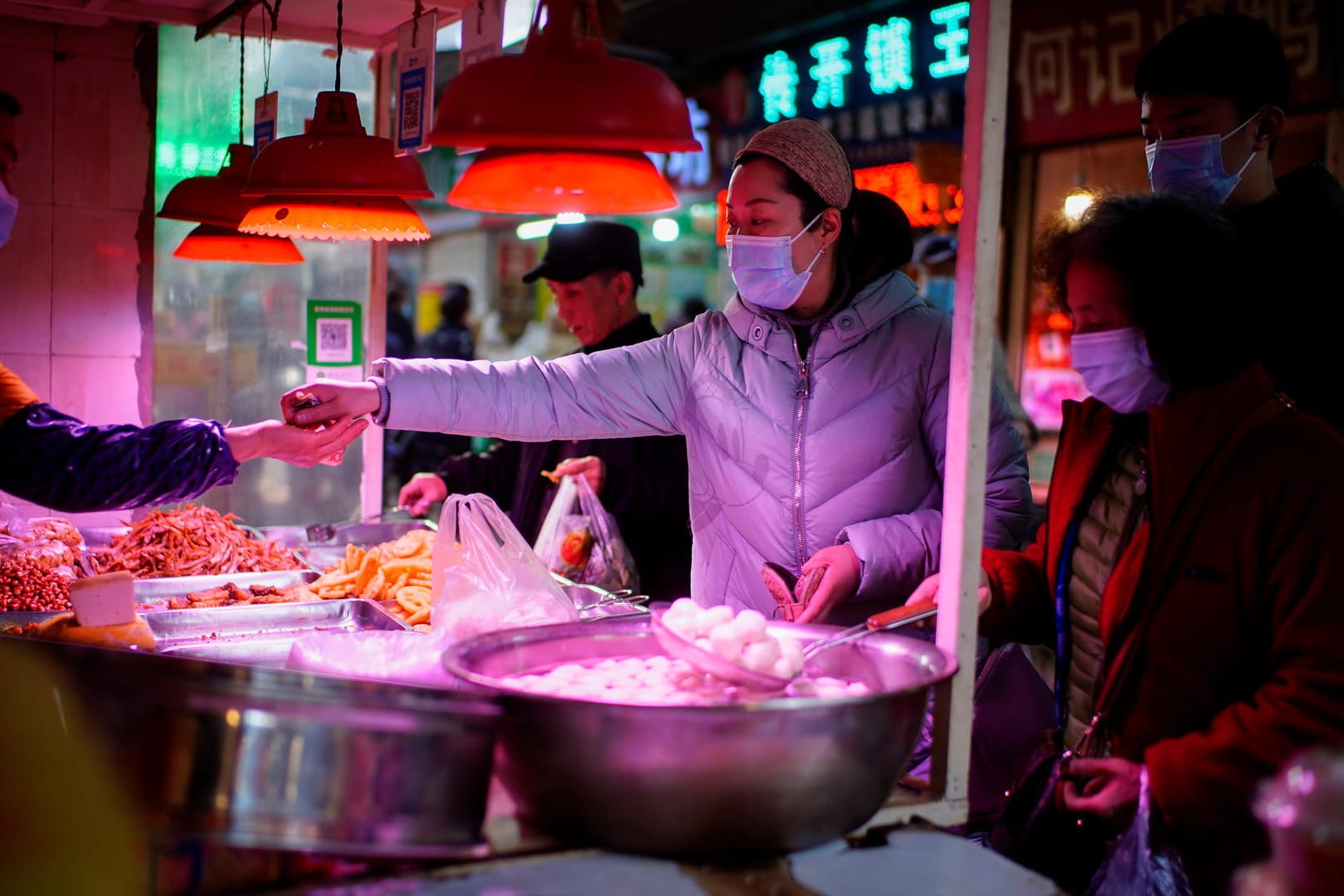 Einkauf mit Maske auf einem Lebensmittelmarkt in Wuhan: WHO-Forscher wollen 72.000 Corona-Verdachtsfälle aus der Zeit vor Dezember 2019 untersuchen.