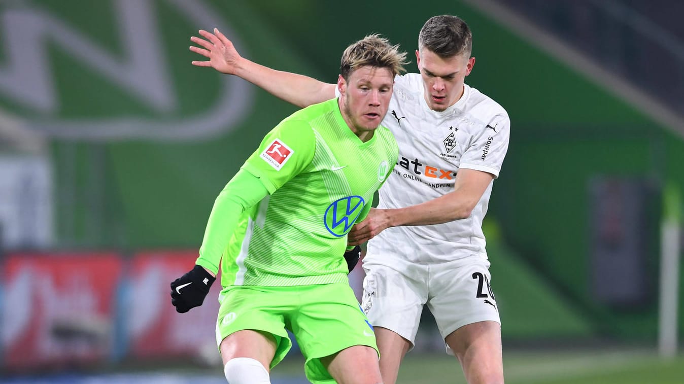 Wout Weghorst schirmt den Ball gegen Matthias Ginter ab (v.l.): Wolfsburg zeigt die engagiertere Vorstellung. Wout Weghorst schirmt den Ball gegen Matthias Ginter ab (v.l.): Wolfsburg zeigt die engagiertere Vorstellung.