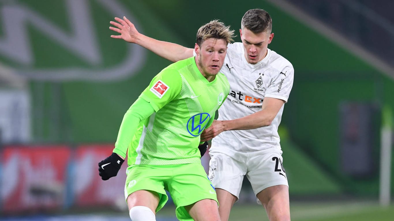 Wout Weghorst schirmt den Ball gegen Matthias Ginter ab (v.l.): Wolfsburg zeigt die engagiertere Vorstellung.