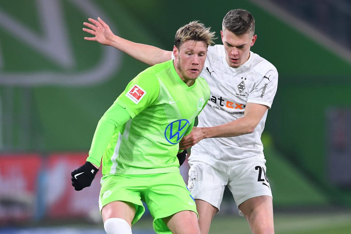 Wout Weghorst schirmt den Ball gegen Matthias Ginter ab (v.l.): Wolfsburg zeigt die engagiertere Vorstellung.