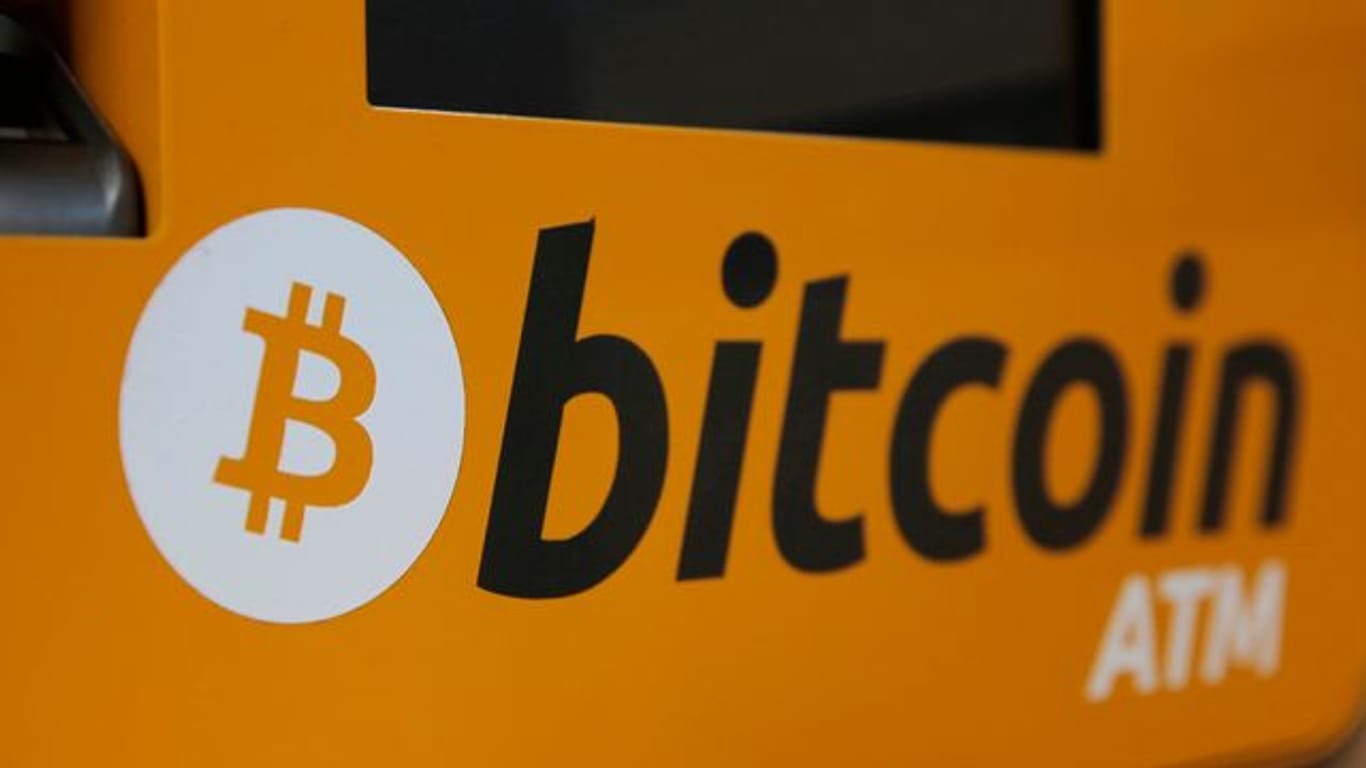 Ein Bitcoin-Logo ist auf einem Geldautomaten in Hongkong zu sehen.