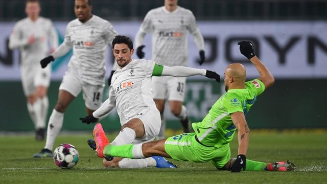 Wolfsburgs John Brooks (r) und Gladbachs Lars Stindl teilten sich mit ihre Teams die Punkte.