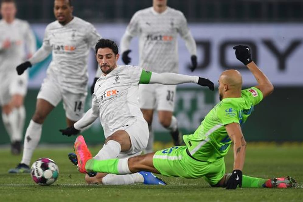 Wolfsburgs John Brooks (r) und Gladbachs Lars Stindl teilten sich mit ihre Teams die Punkte.