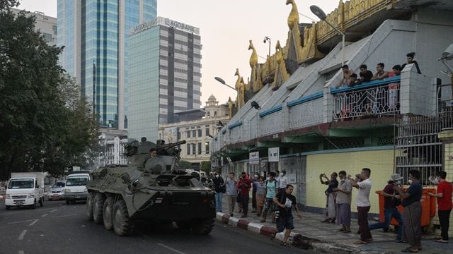Panzer des myanmarischen Militärs fahren in der Innenstadt von Rangun. Panzer des myanmarischen Militärs fahren in der Innenstadt von Rangun.