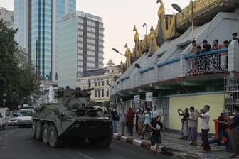 Panzer des myanmarischen Militärs fahren in der Innenstadt von Rangun.