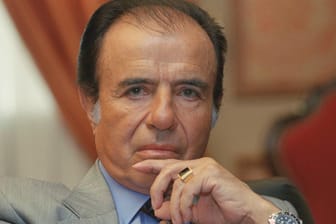 Der argentinische Präsident Carlos Menem in einem Archivfoto von 1997. Er war zehn Jahre im Amt, jetzt starb er im Alter von 90 Jahren.