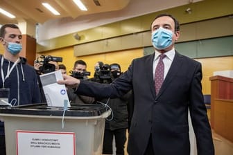 Albin Kurti bei der Stimmabgabe am Sonntag.