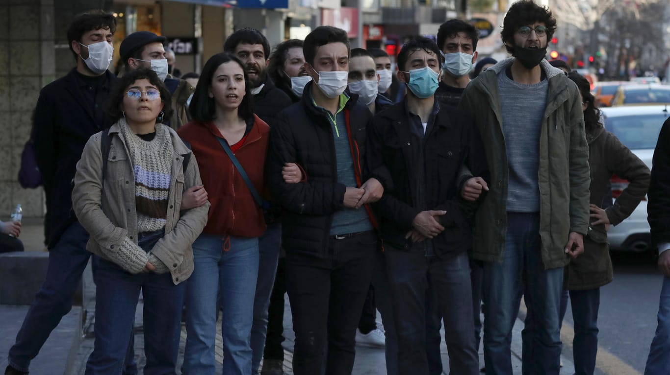 Ankara: Studenten nehmen an Protesten teil. Studenten und Fakultätsmitglieder der Boğaziçi-Universität in Istanbul demonstrieren seit Wochen gegen die Ernennung eines neuen Rektors.