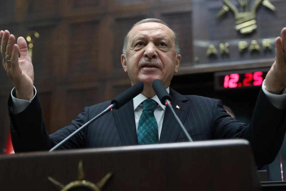 Recep Tayyip Erdoğan spricht im türkischen Parlament: Corona- und Lira-Krise bringen den türkischen Präsidenten in Bedrängnis.