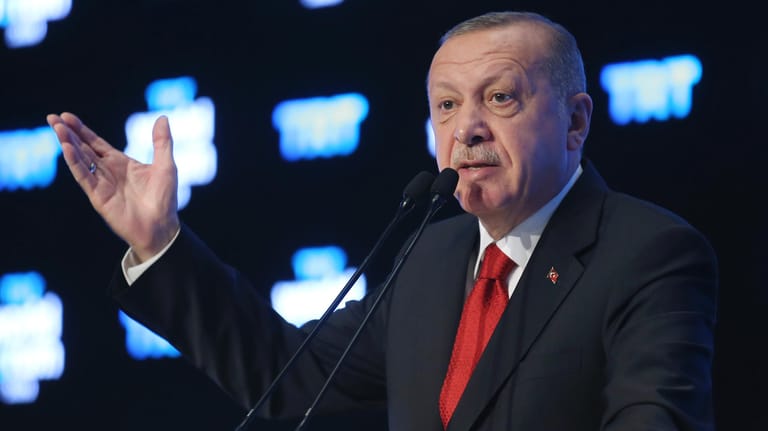 Der türkische Präsident spricht auf einem vom türkischen Sender TRT World organisierten Forum: Zu den wirtschaftlichen Problemen hüllt er sich allerdings meistens in Schweigen.