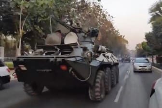 Ein Panzer fährt durch die Straßen von Rangun, wie das Videostandbild der Democratic Voice of Burma (DVB) zeigt.
