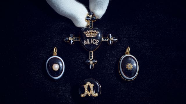Der Trauerschmuck gehört zu einer Kollektion der 2017 gestorbenen Patricia Knatchbull, ebenfalls eine Ururenkelin von Queen Victoria. Der Trauerschmuck gehört zu einer Kollektion der 2017 gestorbenen Patricia Knatchbull, ebenfalls eine Ururenkelin von Queen Victoria.