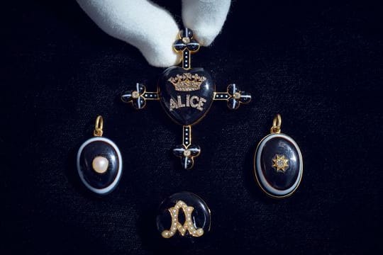 Der Trauerschmuck gehört zu einer Kollektion der 2017 gestorbenen Patricia Knatchbull, ebenfalls eine Ururenkelin von Queen Victoria.