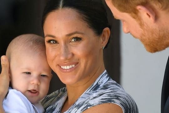 Bald zu viert: Prinz Harry (r), Herzogin Meghan und ihr kleiner Sohn Archie (l).