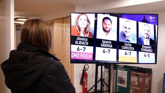 Eine Journalistin beobachtet am Wahlabend in Barcelona erste Hochrechnungsergebnisse. Eine Journalistin beobachtet am Wahlabend in Barcelona erste Hochrechnungsergebnisse.
