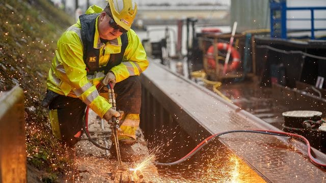 Der Koblenzer Rheinhafen soll wieder fit gemacht werden: Der angehende Wasserbauer Marlo Heinrich arbeitet mit dem Schneidbrenner.