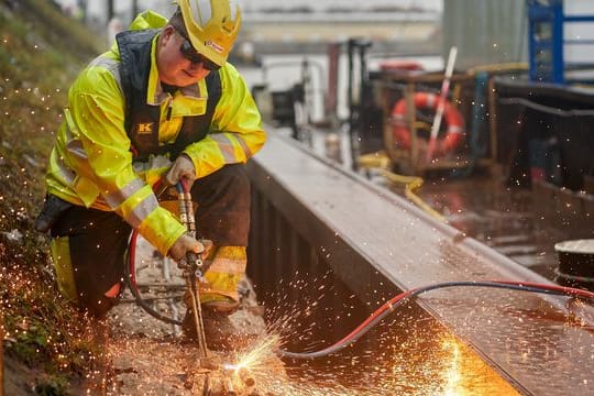 Der Koblenzer Rheinhafen soll wieder fit gemacht werden: Der angehende Wasserbauer Marlo Heinrich arbeitet mit dem Schneidbrenner.