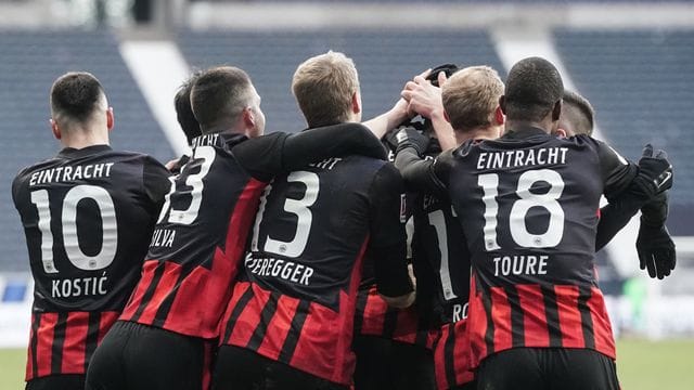 Mannschaft der Stunde: Eintracht Frankfurt will auch gegen die Bayern Grund zum Jubel haben. Mannschaft der Stunde: Eintracht Frankfurt will auch gegen die Bayern Grund zum Jubel haben.