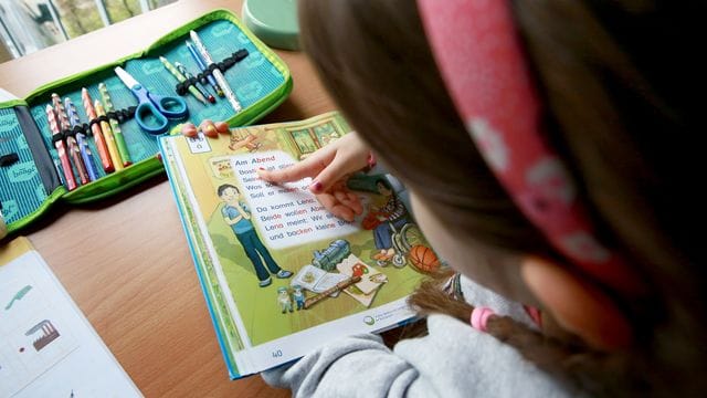 Steht der Schreibtisch nah an einem Fenster, ist das für Kinderaugen wegen des einfallenden Tageslichts besser. Steht der Schreibtisch nah an einem Fenster, ist das für Kinderaugen wegen des einfallenden Tageslichts besser.