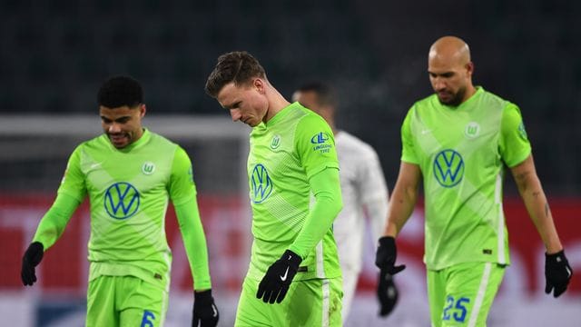 Nach dem 0:0 gegen Borussia Mönchengladbach verlassen Wolfsburgs Spieler Paulo Otávio (l-r), Yannick Gerhardt und John Brooks den Platz. Nach dem 0:0 gegen Borussia Mönchengladbach verlassen Wolfsburgs Spieler Paulo Otávio (l-r), Yannick Gerhardt und John Brooks den Platz.