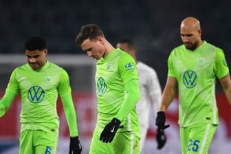 Nach dem 0:0 gegen Borussia Mönchengladbach verlassen Wolfsburgs Spieler Paulo Otávio (l-r), Yannick Gerhardt und John Brooks den Platz.