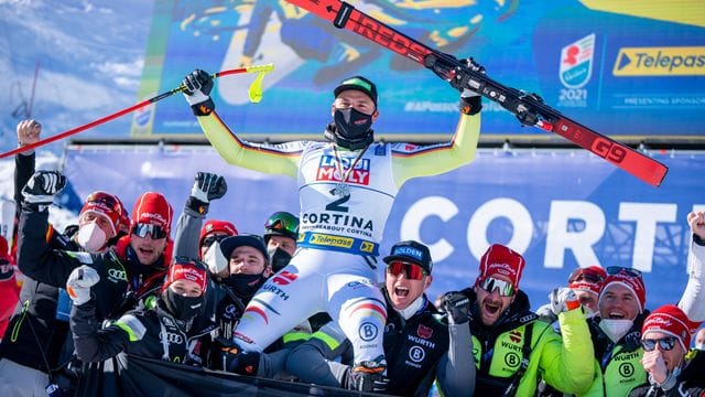 Feierstimmung: Andreas Sander lässt sich nach WM-Silber in der Abfahrt hochleben. Feierstimmung: Andreas Sander lässt sich nach WM-Silber in der Abfahrt hochleben.