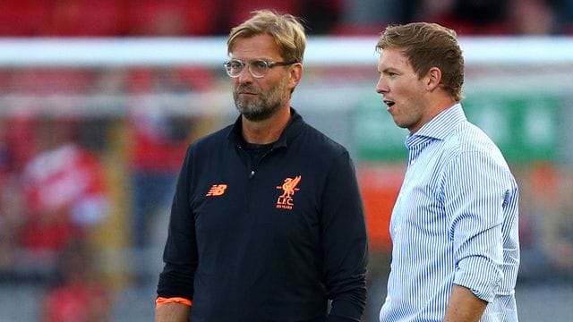 Treffen mit ihren Teams in Budapest aufeinander: Liverpool-Coach Jürgen Klopp (l) und Leipzigs Julian Nagelsmann.