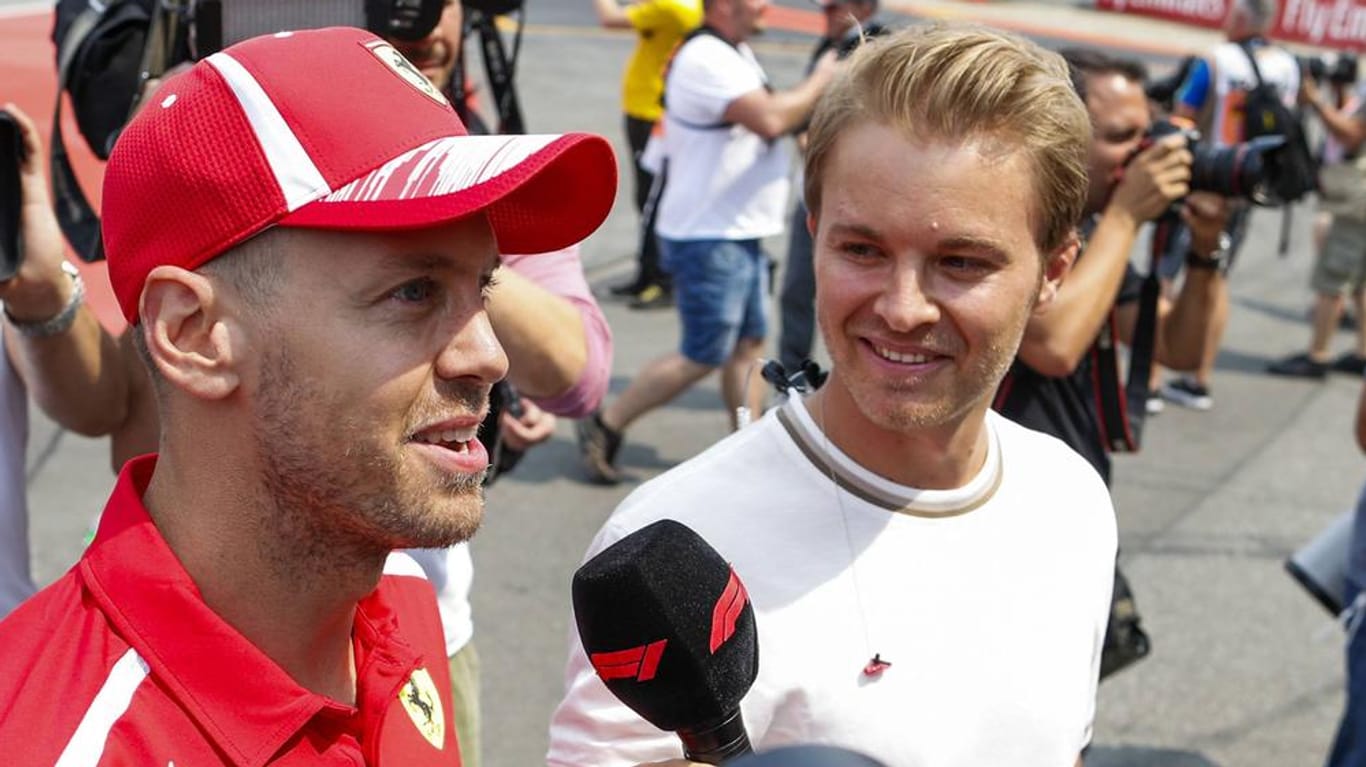 Formel-1-Experten unter sich: Rennfahrer Sebastian Vettel (l.) wird von Nico Rosberg interviewt.