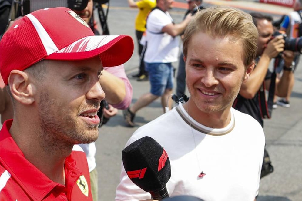 Formel-1-Experten unter sich: Rennfahrer Sebastian Vettel (l.) wird von Nico Rosberg interviewt.