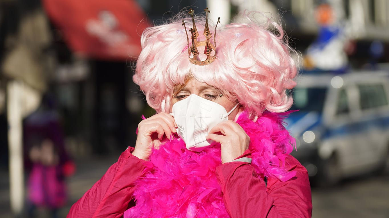 Eine rosarote Prinzessin in Köln: Trotz der Absage des Straßenkarnevals lassen es sich Kölner nicht nehmen, sich zu verkleiden.