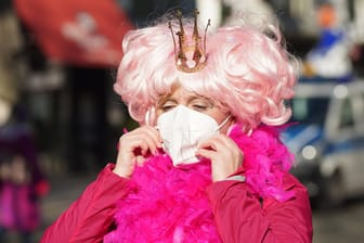 Eine rosarote Prinzessin in Köln: Trotz der Absage des Straßenkarnevals lassen es sich Kölner nicht nehmen, sich zu verkleiden.