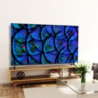 Medion X17882: Der Smart TV hat eine Bildschirmdiagonale von gut zwei Metern.