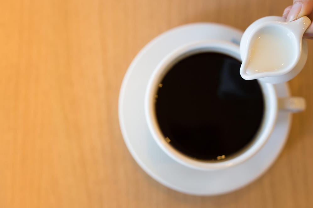 Milchweißer: Kaffeesahne und Kondensmilch machen Kaffee bekömmlicher.