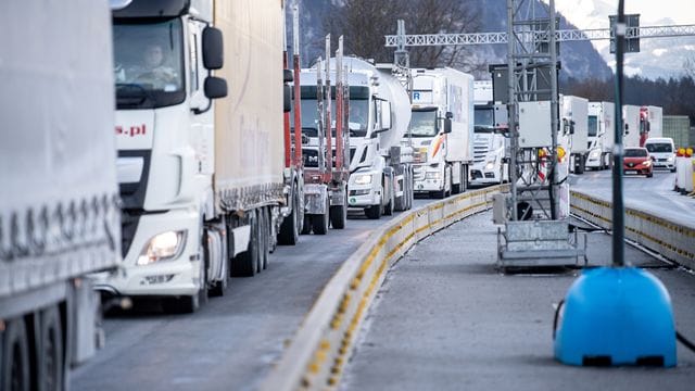 Ein Rückstau aus Lastkraftwagen hat sich am deutsch-österreichischen Grenzübergang bei Kiefersfelden gebildet. Ein Rückstau aus Lastkraftwagen hat sich am deutsch-österreichischen Grenzübergang bei Kiefersfelden gebildet.