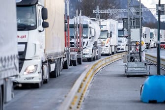 Ein Rückstau aus Lastkraftwagen hat sich am deutsch-österreichischen Grenzübergang bei Kiefersfelden gebildet.