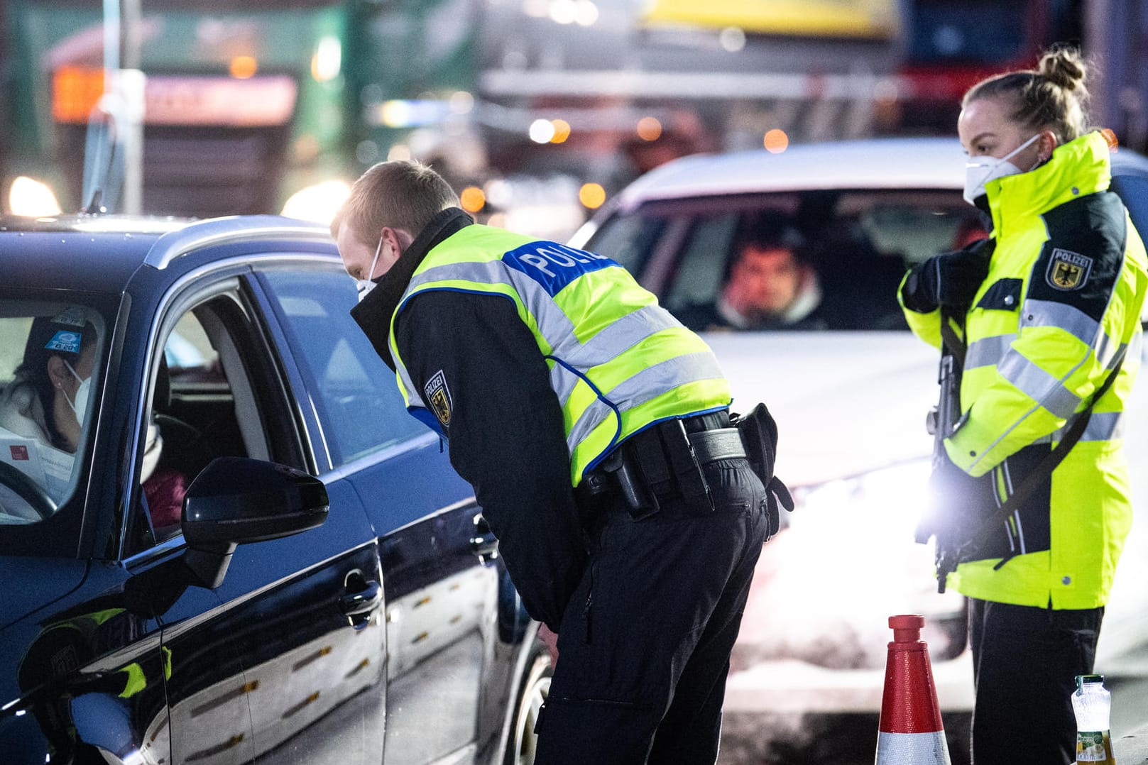 Kontrollen an der Grenze zu Tirol: Die verschärften deutschen Einreiseregeln sind in der Nacht zu Sonntag in Kraft getreten.