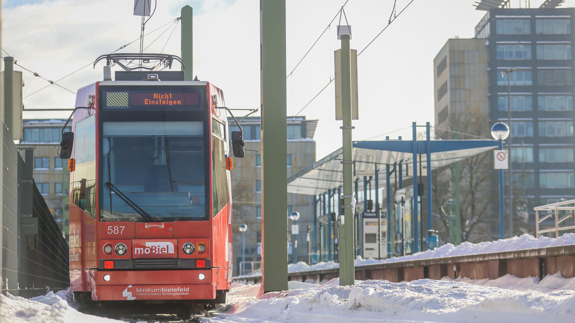 Eine S-Bahn im Schnee: In Bielefeld fahren viele Busse und Bahnen wieder. Eine S-Bahn im Schnee: In Bielefeld fahren viele Busse und Bahnen wieder.