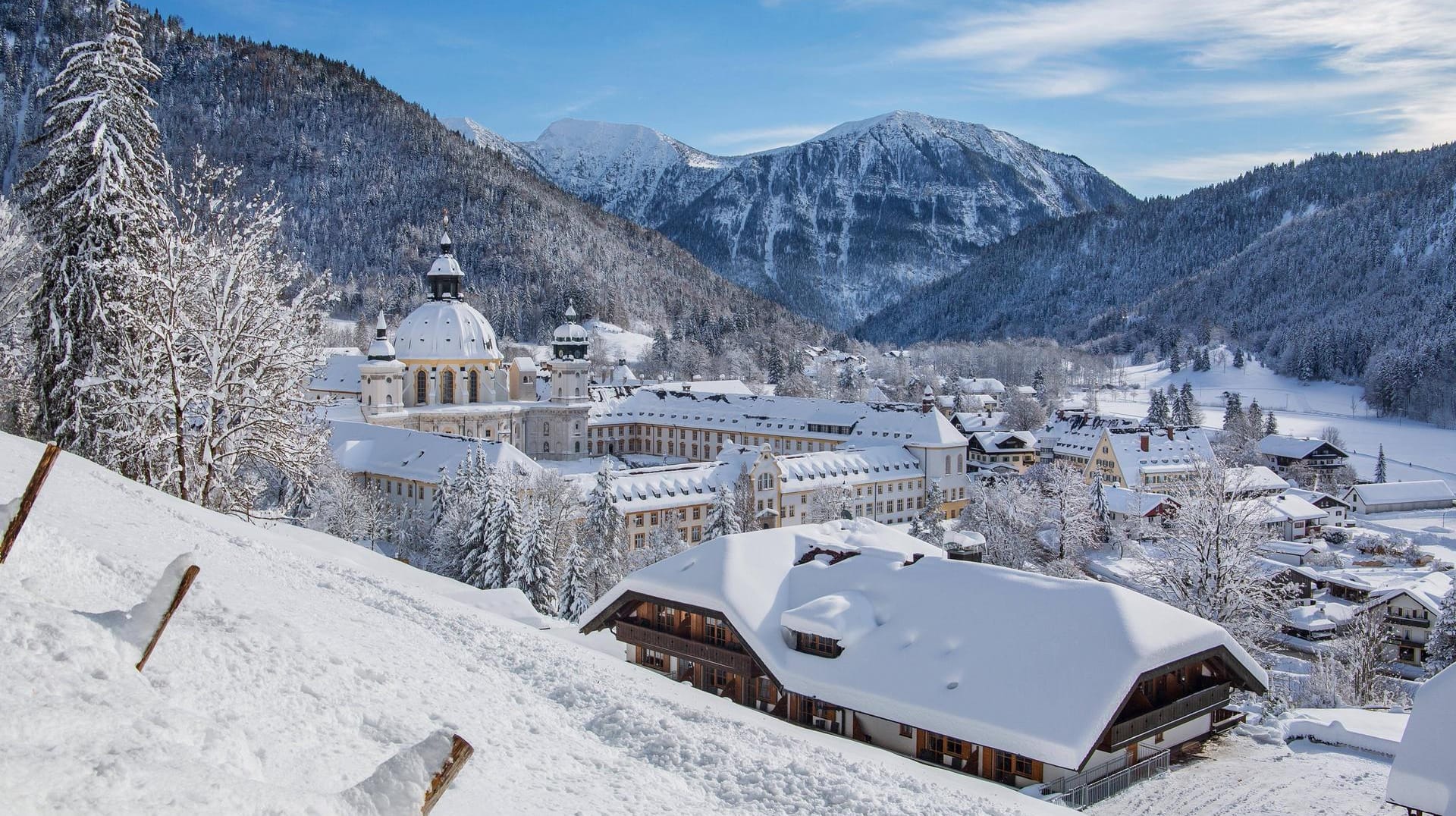 Das Kloster Ettal im Naturpark Ammergauer Alpen: Ein Mann ist von seiner Wanderung nicht zurückgekehrt.