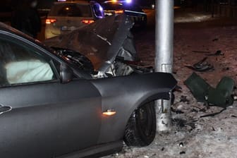 Ein verunfalltes Auto: Der BMW der Frau, die ihn fuhr, erlitt Totalschaden.