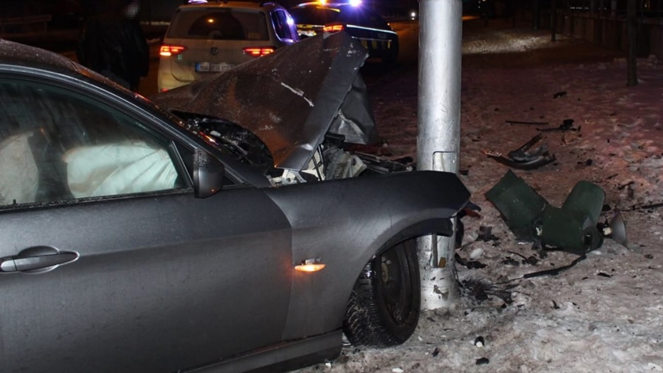 Ein verunfalltes Auto: Der BMW der Frau, die ihn fuhr, erlitt Totalschaden.