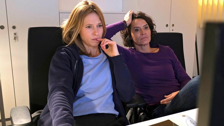 "Tatort: Hetzjagd": Johanna Stern (Lisa Bitter) und Lena Odenthal (Ulrike Folkerts) ermittelten am Sonntag in einem neuen Fall aus Ludwigshafen.