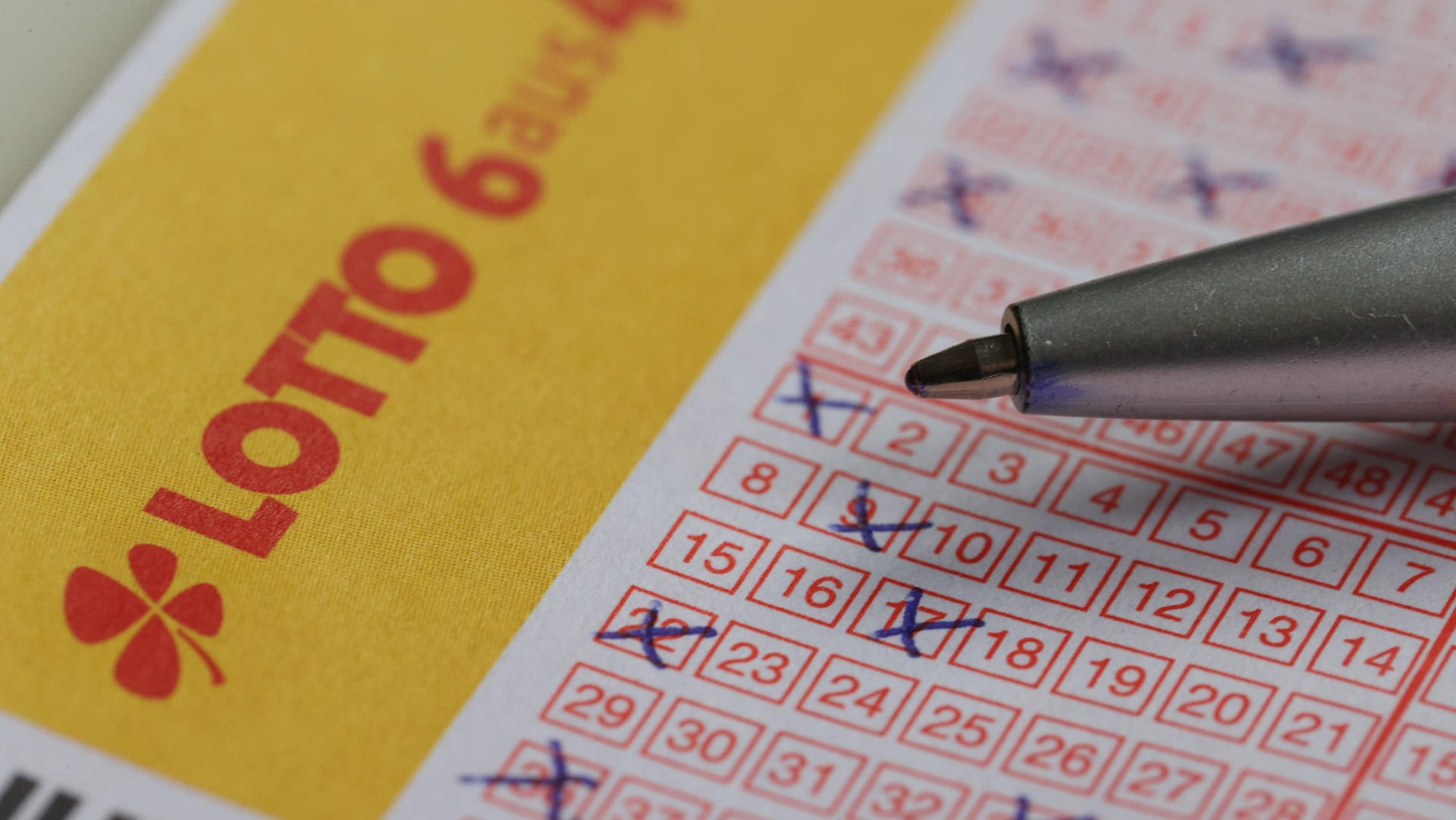 Ein Lottoschein (Symbolbild): Die Frau ist die erste Lotto-Gewinnerin aus Hamburg in diesem Jahr. Ein Lottoschein (Symbolbild): Die Frau ist die erste Lotto-Gewinnerin aus Hamburg in diesem Jahr.