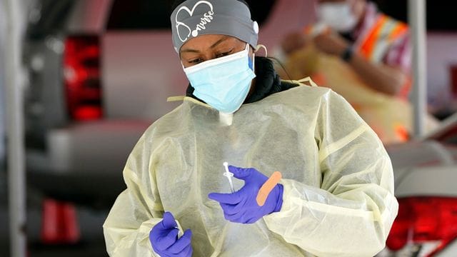 Eine Krankenschwester bereitet in einem Impfzentrum in Inglewood (Kalifornien) eine Spritze vor: Die USA verzeichnen immer weniger Neuinfektionen. Eine Krankenschwester bereitet in einem Impfzentrum in Inglewood (Kalifornien) eine Spritze vor: Die USA verzeichnen immer weniger Neuinfektionen.