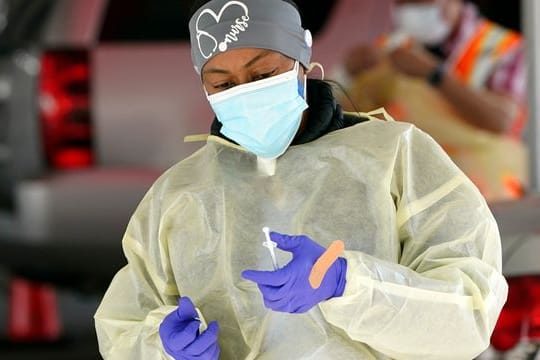 Eine Krankenschwester bereitet in einem Impfzentrum in Inglewood (Kalifornien) eine Spritze vor: Die USA verzeichnen immer weniger Neuinfektionen.